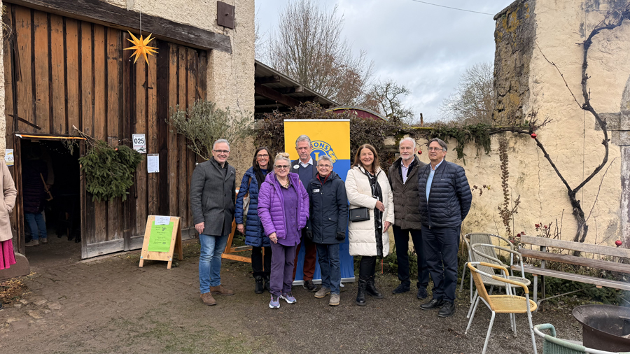 Das Bild zeigt die Clubpräsidenten mit dem Distrikt-Govenor Dr. Holger Drescher