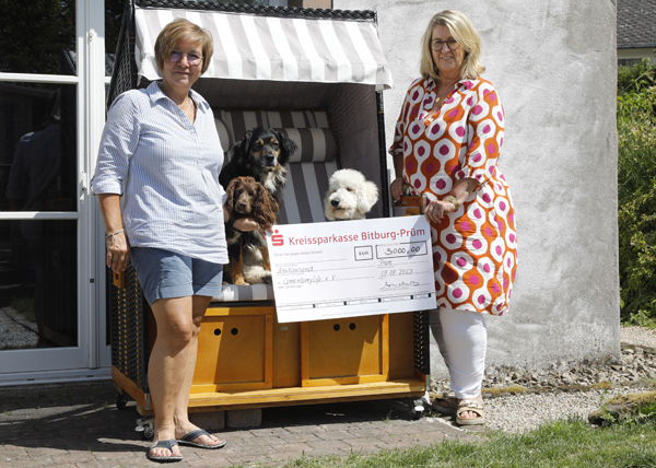 Regina Hauenstein von ComeintomyLife e.V. mit ihren Hunden und Monika Anders vom LC Mürlenbach-Bertrada