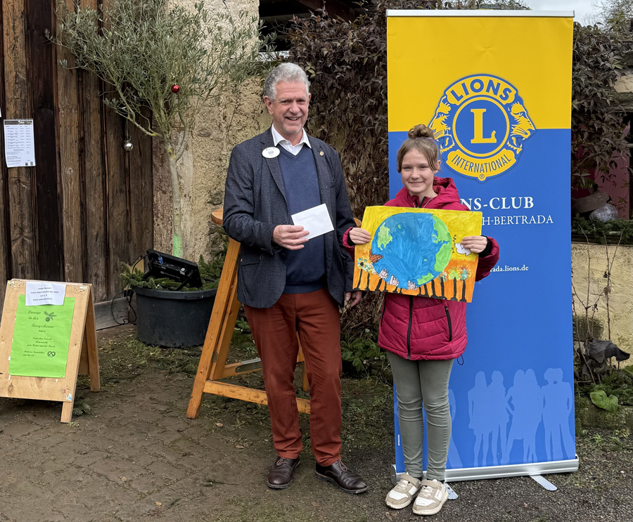 Dr. Holger Drescher übergibt den 2. Preis des Friedensplakat Wettbewerbs an Nina Pantosky