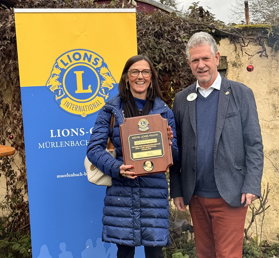 Überreichung des Melwin-Jones-Award von Dr. Holger Drescher an Christa Schulte-Rentrop